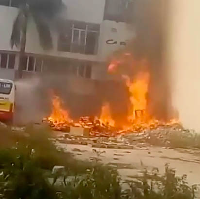 Bắc Ninh: Người dân đốt rác ven đường gây cháy xe bus - Ảnh 3.