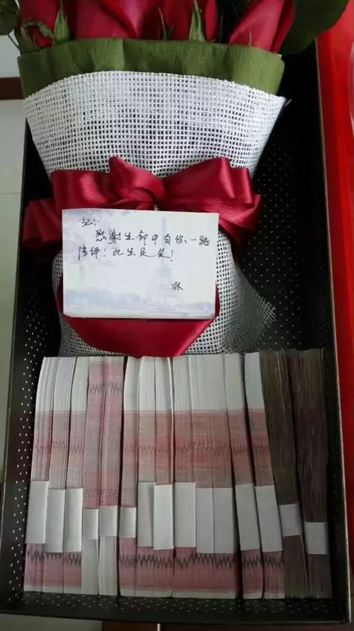 Chưa tới 14/2 thế nhưng anh chồng soái ca này đã tặng vợ bó hoa hồng hơn 500 triệu đồng - Ảnh 3.