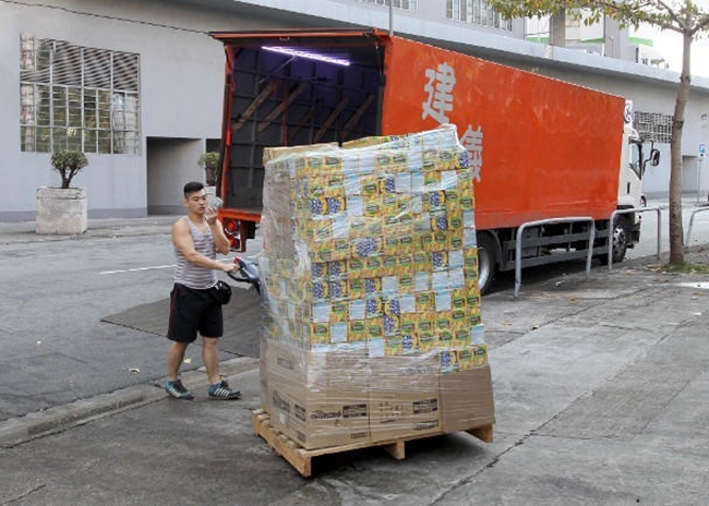 Người dân Hong Kong nô nức rủ nhau ra bãi rác hôi 700 thùng khoai tây chiên quá hạn sử dụng - Ảnh 8.