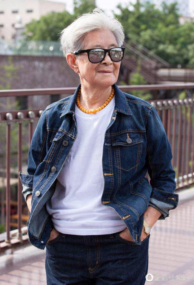 Cụ b&agrave; 81 tuổi s&agrave;nh điệu d&ugrave; kh&ocirc;ng d&ugrave;ng h&agrave;ng hiệu, mỗi lần livestream c&oacute; tới 240.000 người chăm ch&uacute; d&otilde;i theo - Ảnh 2.