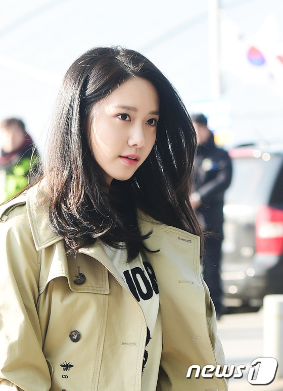 Yoona v&agrave; Lee Sung Kyung đọ sắc: Mỗi người một vẻ g&acirc;y n&aacute;o loạn s&acirc;n bay - Ảnh 4.
