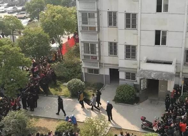 Trung Quốc: Mất tích hơn 20 tiếng đồng hồ, bé trai 10 tuổi được phát hiện chết dưới gầm giường - Ảnh 3.