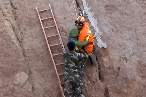 Ngã xuống từ vách đá cao gần 100m, cậu bé Trung Quốc may mắn thoát chết trong gang tấc - Ảnh 4.