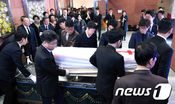 Các nghệ sĩ Hàn đẫm lệ tiễn đưa diễn viên gạo cội Kim Young Ae tại tang lễ - Ảnh 3.
