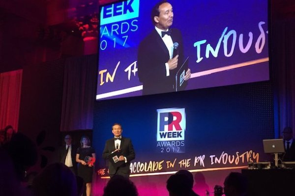 Mới l&atilde;nh giải lớn về PR chưa đầy một th&aacute;ng, CEO United Airlines đ&atilde; đẩy c&ocirc;ng ty v&agrave;o cuộc khủng hoảng truyền th&ocirc;ng lớn nhất thế kỷ - Ảnh 3.