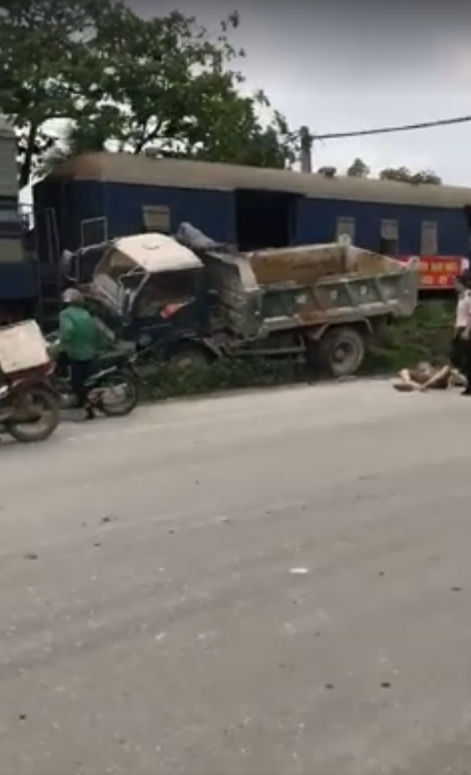 Quảng Ninh: Xe tải va chạm với tàu hỏa, 1 người nằm bất động trên đường - Ảnh 2.