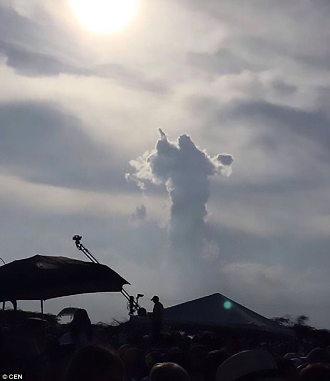 Xuất hiện đám mây hình Đức Mẹ bay lơ lửng trên bầu trời - Ảnh 1.