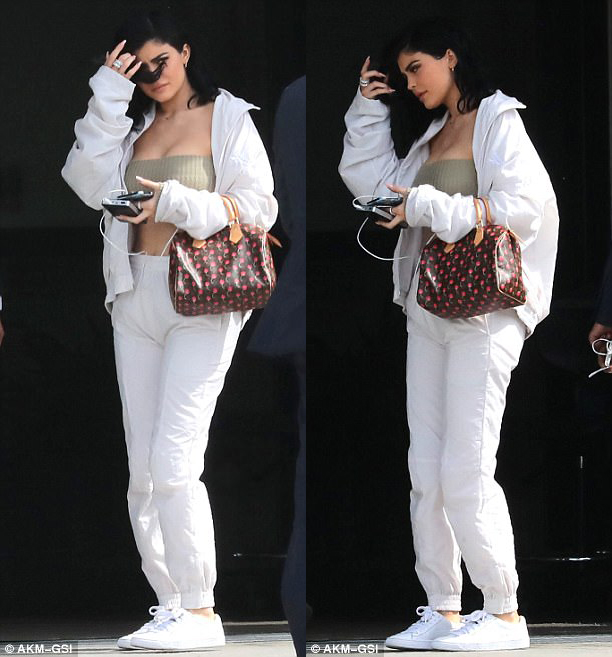 Chị em Kendall - Kylie đọ vẻ gợi cảm: Người lộ chân ngực, kẻ bán nude khoe boot trăm triệu đồng - Ảnh 3.