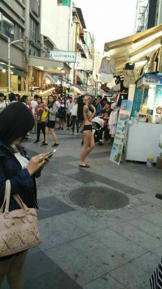 Đường phố Đài Loan náo loạn vì hot girl mặc như không mặc dưỡn dẹo thả dáng - Ảnh 4.