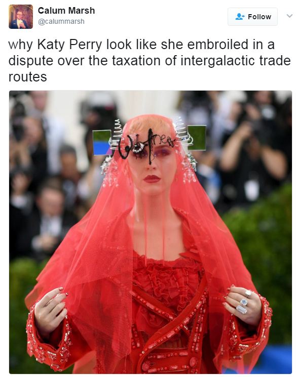 Xuất hiện như y&ecirc;u qu&aacute;i ở Met Gala, Katy Perry bị chế ảnh h&agrave;i so s&aacute;nh với đủ thứ - Ảnh 6.