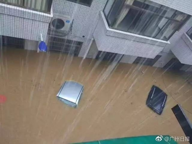 Trung Quốc: Người dân Quảng Châu khốn đốn vì trận mưa lụt đầu hè - Ảnh 6.