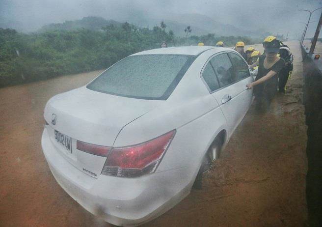 Người dân Đài Loan chật vật đối mặt với ngập úng khắp nơi bởi trận mưa lớn kỷ lục trong 17 năm qua - Ảnh 17.