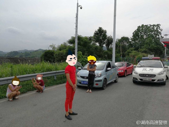 Trung Quốc: 2 dân chơi nhí lấy ô tô chở bạn gái đi hóng gió và cái kết đắng - Ảnh 3.