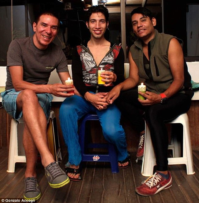 3 người đàn ông đồng tính cùng cưới nhau nhưng vẫn chung sống hạnh phúc dưới một mái nhà - Ảnh 1.