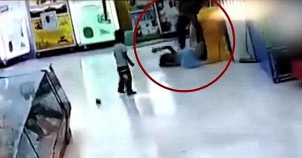 Trung Quốc: Bé gái 7 tuổi bị cha ruột hành hung dã man trong siêu thị - Ảnh 4.