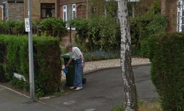 Cô gái nhìn thấy người mẹ đã mất của mình đang tưới cây trong vườn qua Google Earth - Ảnh 3.