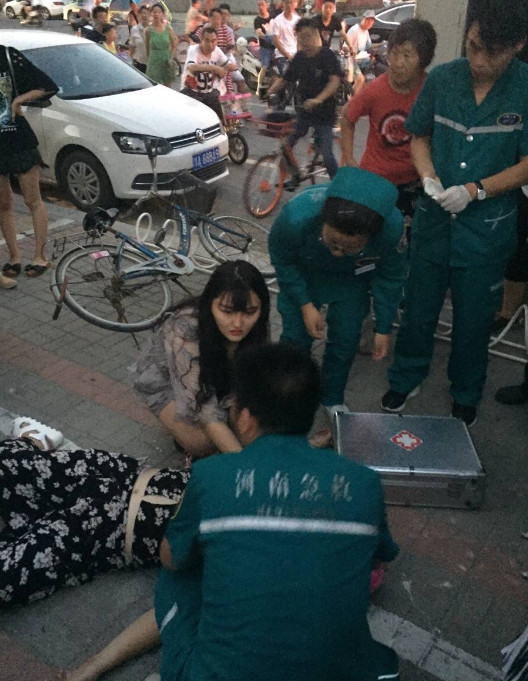 Trung Quốc: Cứu sống thai phụ gặp nạn trên đường, cô y tá 9x xinh đẹp được thưởng 33 triệu đồng - Ảnh 2.