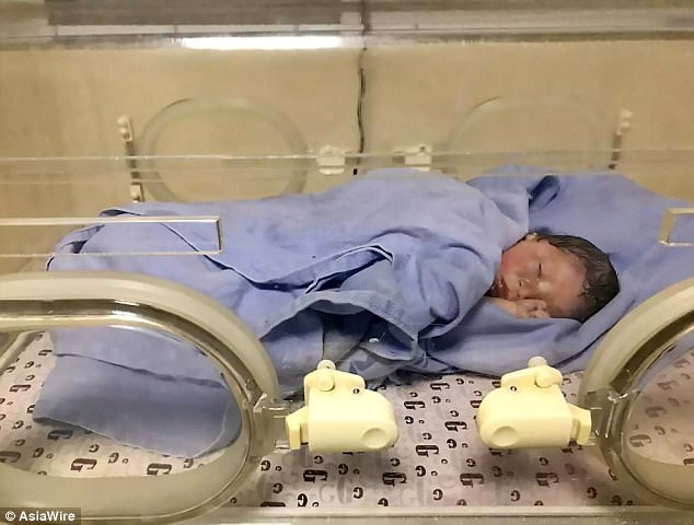 Trung Quốc: Bé sơ sinh bị bà mẹ nhí 12 tuổi bỏ rơi bên vệ đường - Ảnh 2.