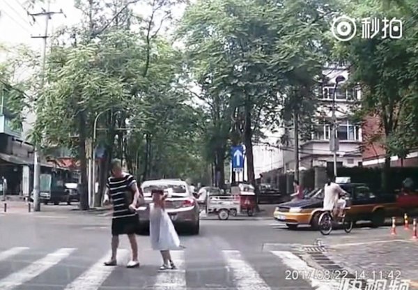 Bé gái trở thành ngôi sao mạng xã hội sau hình ảnh cúi gập người, vẫy tay để cảm ơn khi được tài xế nhường đường - Ảnh 4.