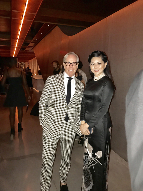 Bố mẹ chồng Tăng Thanh H&agrave; dự tiệc thời trang chuẩn si&ecirc;u sao c&ugrave;ng Selena Gomez  - Ảnh 4.
