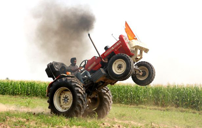 D&acirc;n tổ l&aacute;i m&aacute;y k&eacute;o nặng 1 tấn bốc đầu ầm ầm - Ảnh 2.