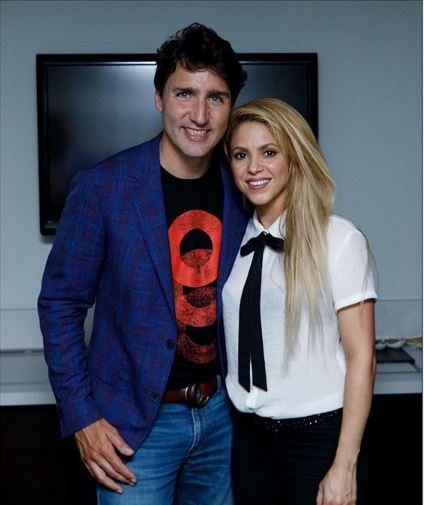 Shakira cứ ở cạnh trai đẹp thế này, bảo sao Pique không ghen - Ảnh 2.