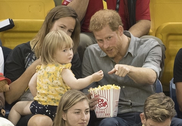 Khoảnh khắc đ&aacute;ng y&ecirc;u khi Ho&agrave;ng tử Harry l&egrave; lưỡi, l&agrave;m mặt xấu với c&ocirc; b&eacute; tr&ecirc;n kh&aacute;n đ&agrave;i - Ảnh 4.