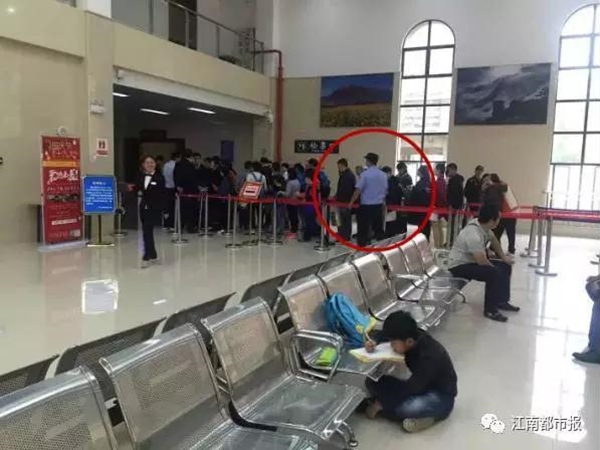 Trung Quốc: Đằng sau hình ảnh bé trai quỳ gối, miệt mài học bài giữa bến xe ngày nghỉ lễ là một câu chuyện buồn - Ảnh 3.