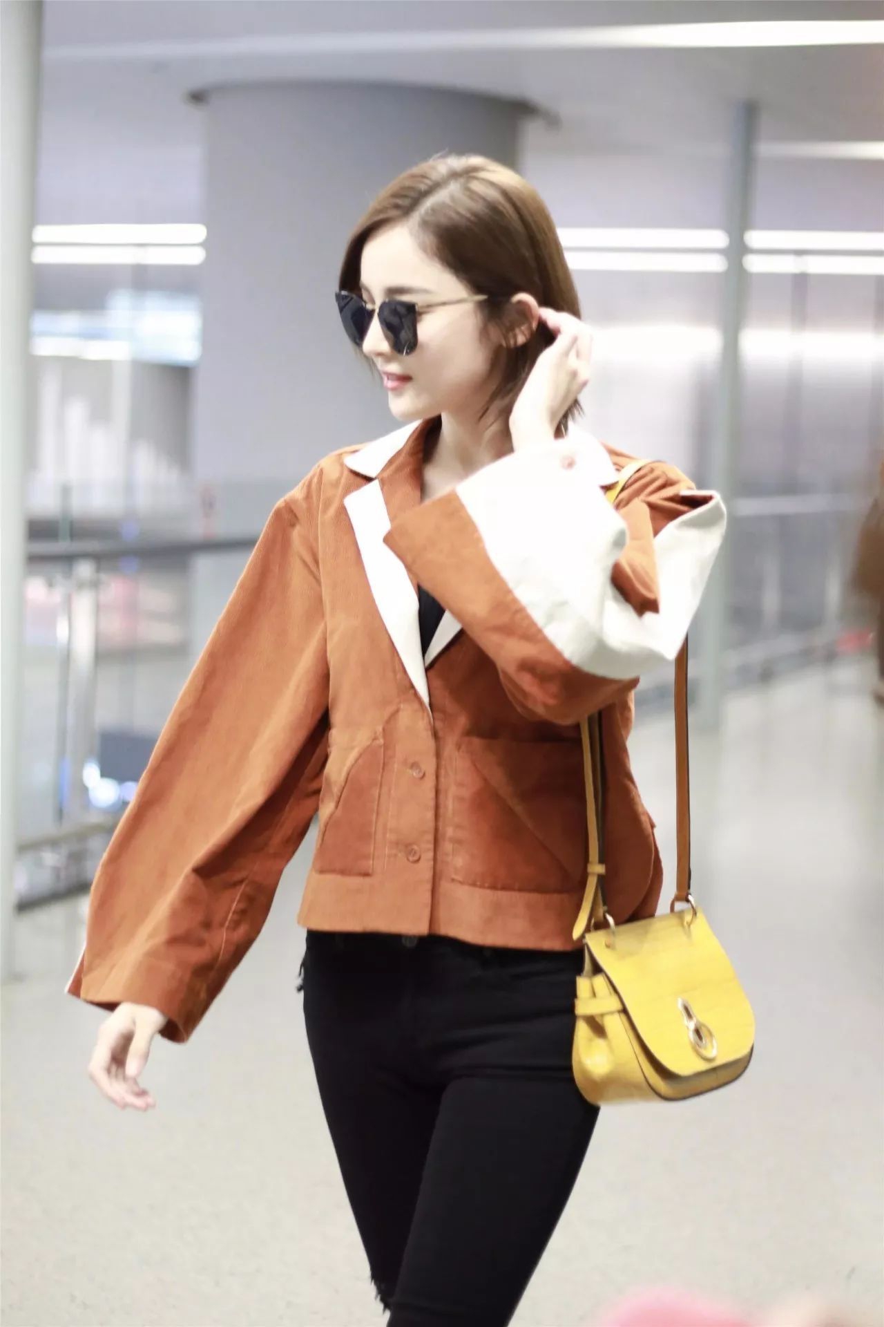 Trông hết sức bình thường nhưng chiếc túi hàng hiệu này lại đang được loạt Hoa ngữ và các fashionista thi nhau diện - Ảnh 3. Trông hết sức bình thường nhưng chiếc túi hàng hiệu này lại đang được loạt Hoa ngữ và các fashionista thi nhau diện - Ảnh 3.