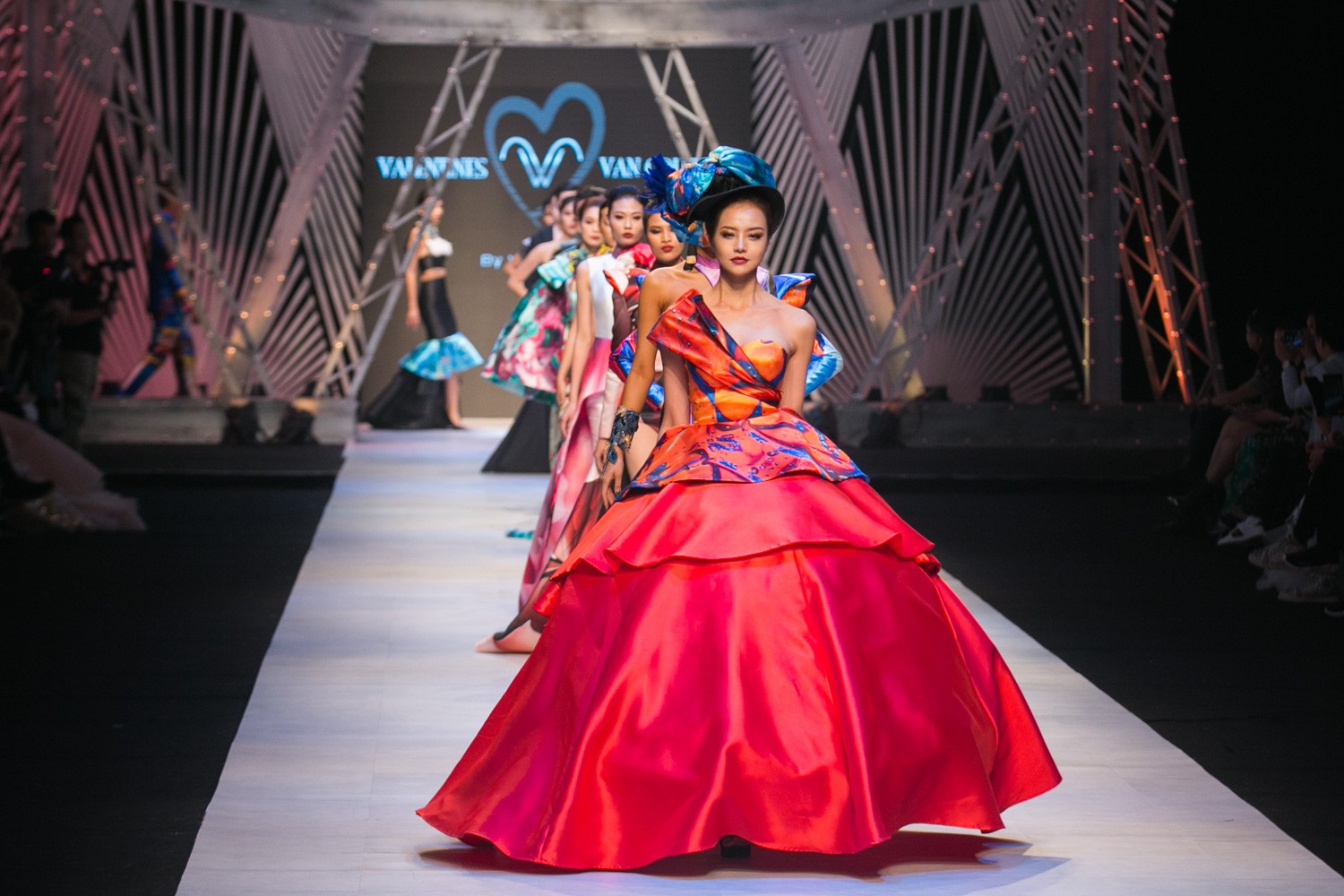 VIFW ngày 1: Kim Dung mở màn xuất sắc, vedette Thanh Hằng xuất hiện siêu chất trong show của Công Trí - Ảnh 18. VIFW ngày 1: Kim Dung mở màn xuất sắc, vedette Thanh Hằng xuất hiện siêu chất trong show của Công Trí - Ảnh 18.