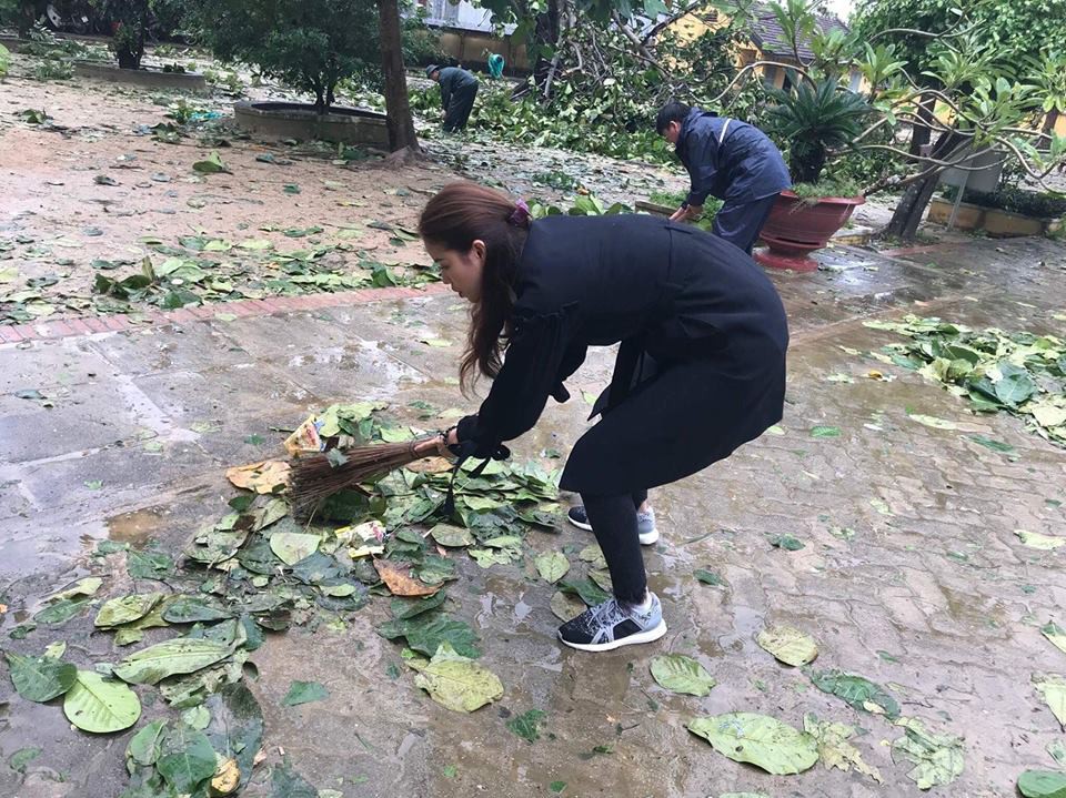 Phạm Hương về miền Trung giữa lúc bão lũ, quét sân phát quà giúp đỡ đồng bào - Ảnh 4. Phạm Hương về miền Trung giữa lúc bão lũ, quét sân phát quà giúp đỡ đồng bào - Ảnh 4.