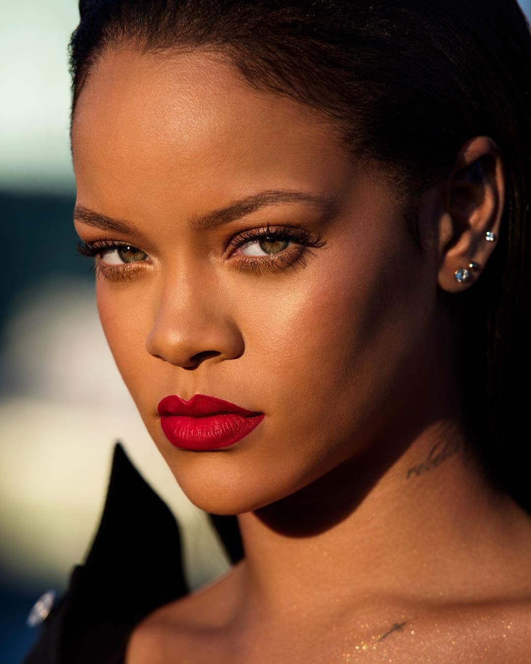 Rihanna chuẩn bị ra mắt màu son đỏ hợp với mọi tông da và quay hẳn clip dạy tô son xem là mê - Ảnh 3.