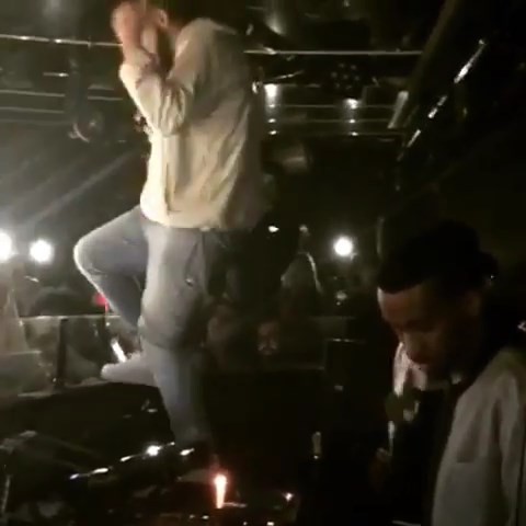 Drake đang rap thì bất ngờ dừng lại để quát tên yêu râu xanh sờ soạng khán giả nữ - Ảnh 5.
