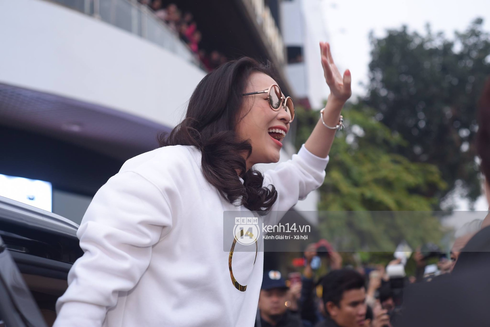 Người hâm mộ không ngừng hò reo phấn khích, phố đi bộ Hồ Gươm thất thủ khi Mỹ Tâm xuất hiện - Ảnh 8. Người hâm mộ không ngừng hò reo phấn khích, phố đi bộ Hồ Gươm thất thủ khi Mỹ Tâm xuất hiện - Ảnh 8.