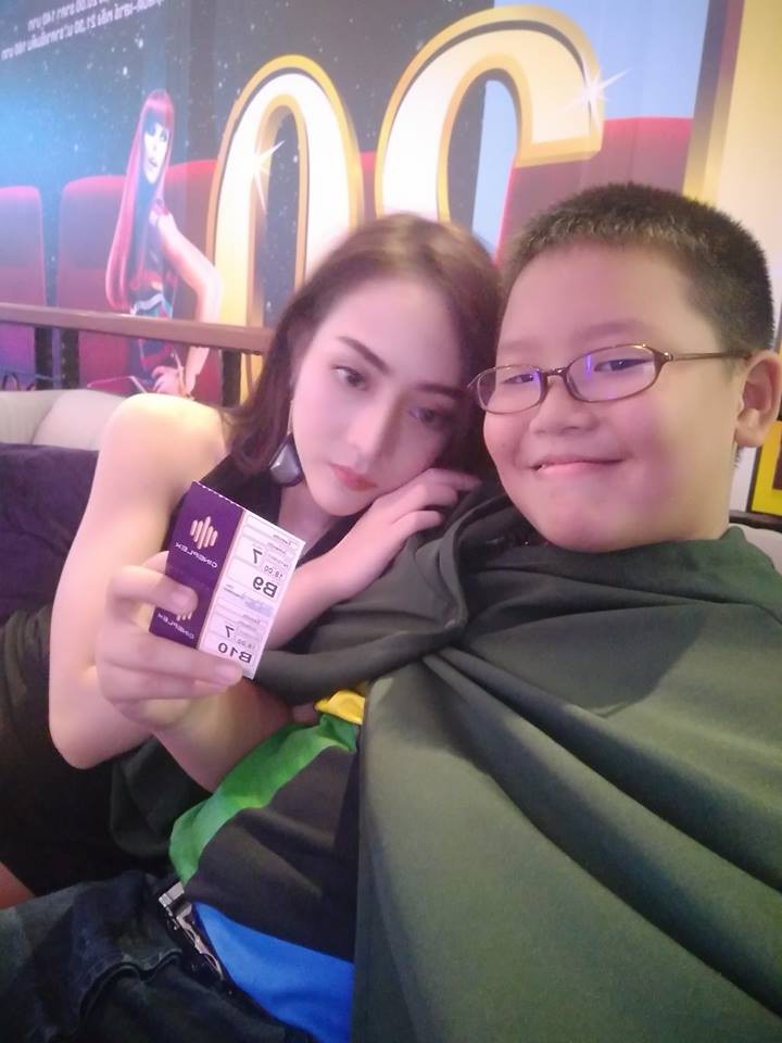 Được đi chơi Giáng sinh với người mẫu nóng bỏng, học sinh tiểu học tặng ngay iPhone X cho bạn gái - Ảnh 2.