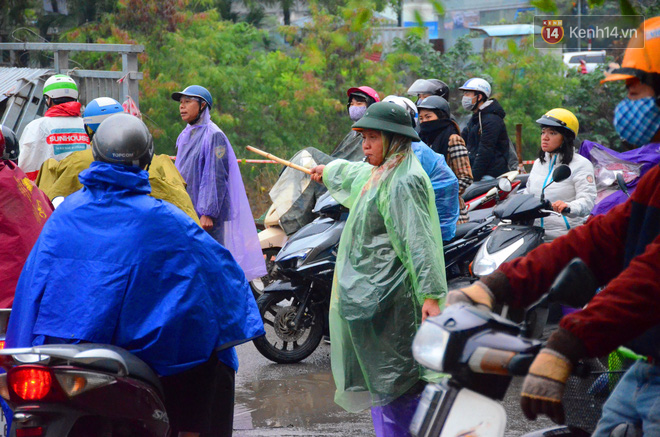 Người phụ nữ 63 tuổi bất chấp trời mưa rét để điều tiết giao thông: Nhiều lần tôi bị chửi bới, đe dọa - Ảnh 8.