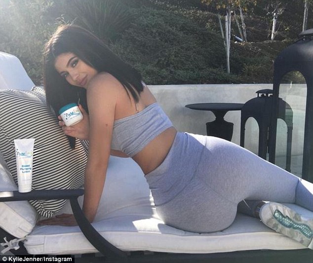 Kylie Jenner và hành trình bơm môi nâng mông thành hot girl số 1 thế giới - Ảnh 27.