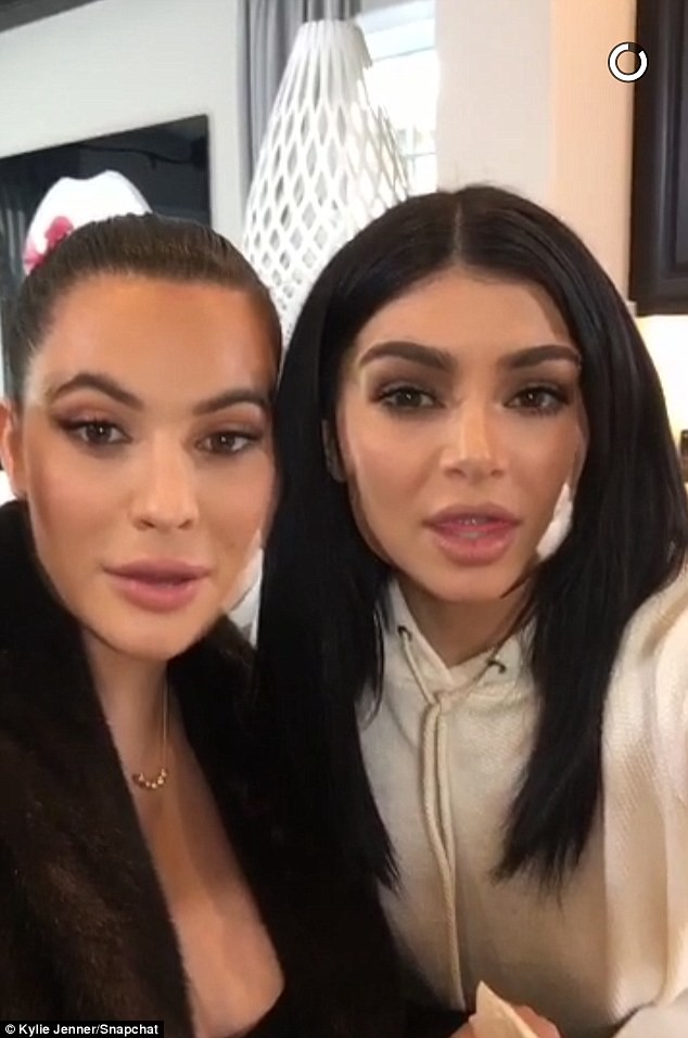 Sau nhiều năm bơm môi sửa mặt, Kylie Jenner giờ giống Kim còn hơn cả chính mình trong quá khứ - Ảnh 11.