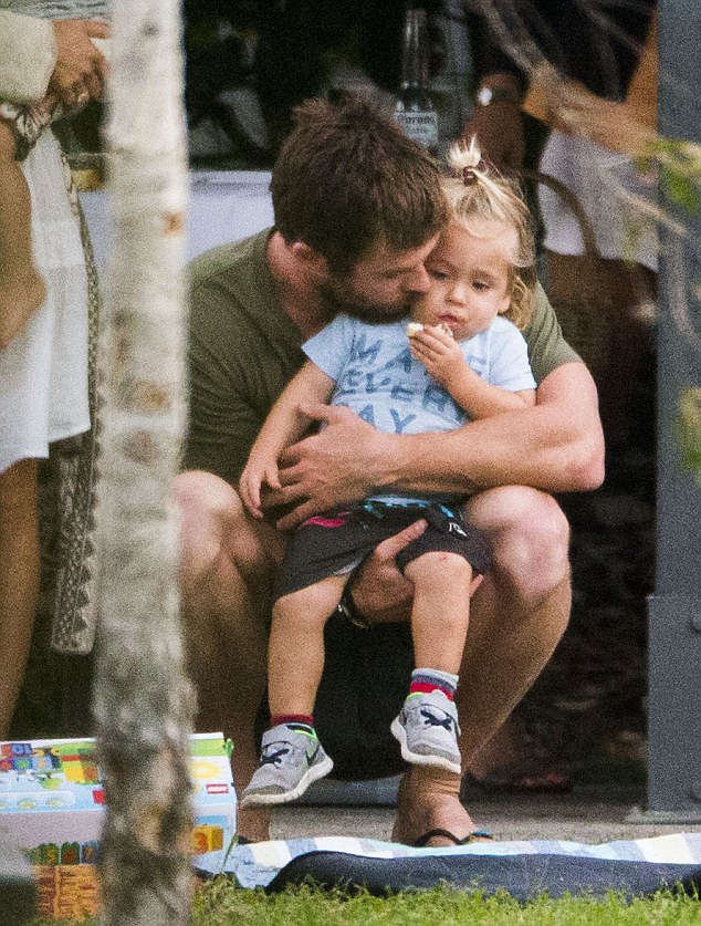 Chris Hemsworth - Chàng Thor đẹp trai trong phim và ông bố ngọt ngào ngoài đời khiến chị em đổ gục - Ảnh 14.