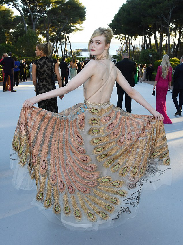 Tiên nữ giáng trần là câu miêu tả chính xác Elle Fanning tại LHP Cannes các năm! - Ảnh 15.