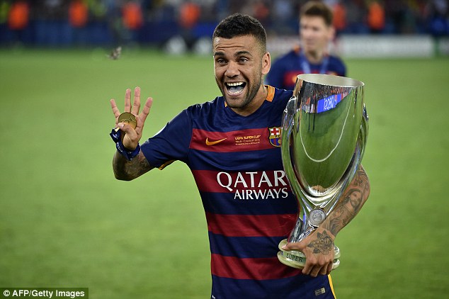 Dani Alves tố Barca vô ơn, giảng hòa với Ronaldo - Ảnh 1.