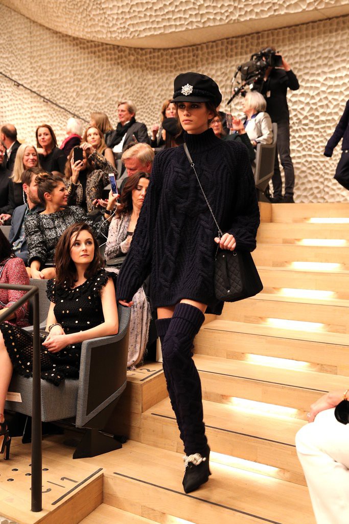 Chanel Metier dArt Show 2018: Tráng lệ nhưng tràn ngập tinh thần trẻ trung, mũ thủy thủ chưa bao giờ sang chảnh đến thế - Ảnh 10. Chanel Metier dArt Show 2018: Tráng lệ nhưng tràn ngập tinh thần trẻ trung, mũ thủy thủ chưa bao giờ sang chảnh đến thế - Ảnh 10.