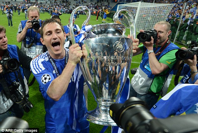 Huyền thoại Chelsea Frank Lampard giải nghệ - Ảnh 1.