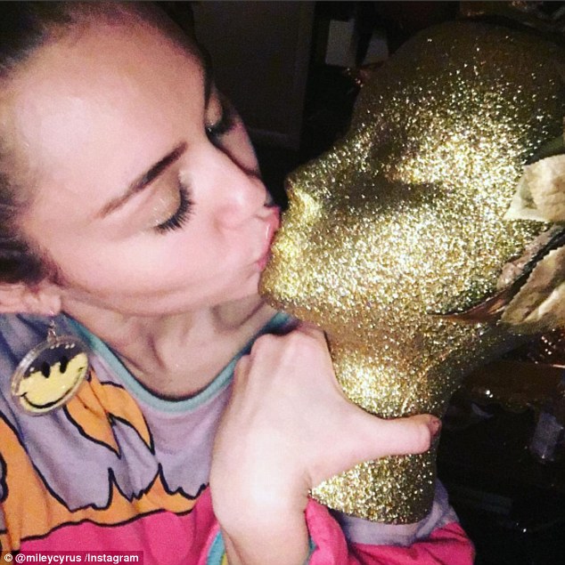 Nhân năm mới, Miley và Liam lại cho fan ăn bánh GATO với nụ hôn ngọt ngào - Ảnh 3.