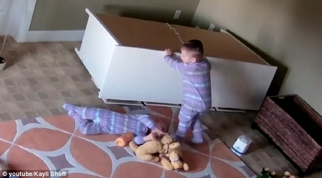 Video: Cậu b&eacute; 2 tuổi nhanh tr&iacute;, cứu sống em trai song sinh bị tủ đ&egrave; l&ecirc;n người - Ảnh 2.