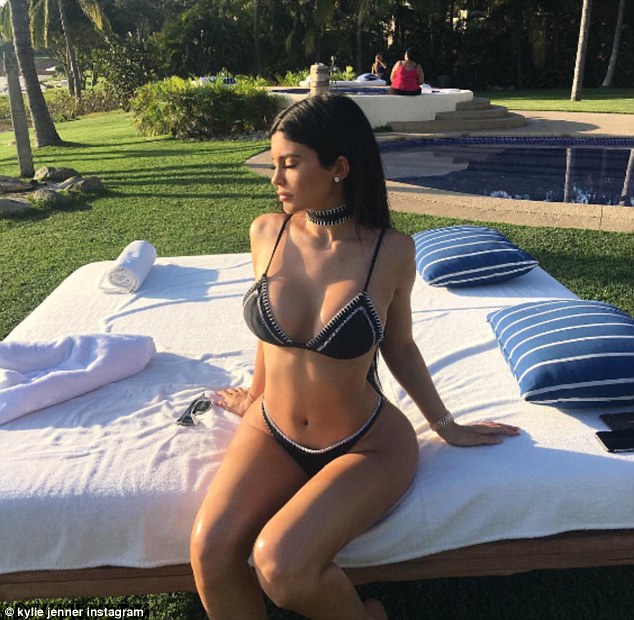 Đầu năm mới, Kylie Jenner đã thiêu đốt bãi biển với thân hình vòng nào ra vòng nấy quyến rũ - Ảnh 12.