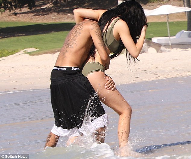 Đầu năm mới, Kylie Jenner đã thiêu đốt bãi biển với thân hình vòng nào ra vòng nấy quyến rũ - Ảnh 3.