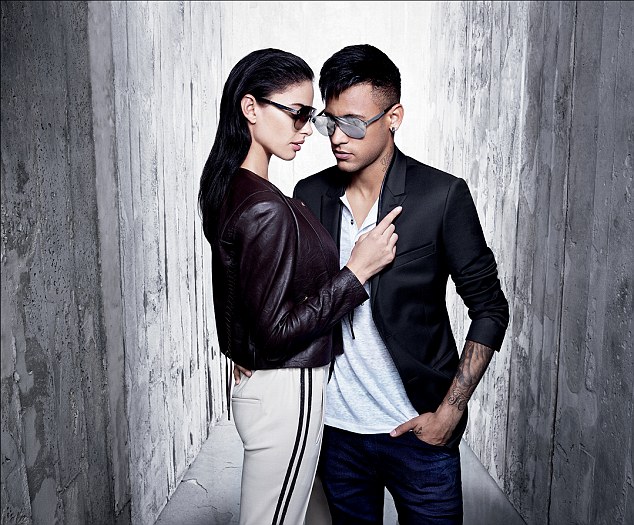 Mẫu nữ ôm ghì Neymar trong chiến dịch quảng cáo mới - Ảnh 4.