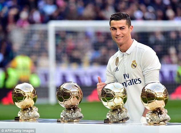 Ronaldo - người hùng của đội tuyển Bồ Đào Nha. Hình ảnh đầy sức mạnh và cá tính của Ronaldo sẽ khiến bạn không thể rời mắt. Hãy khám phá sự nghiệp và kỹ năng thiên tài của anh chàng qua những bức ảnh đầy sáng tạo này.