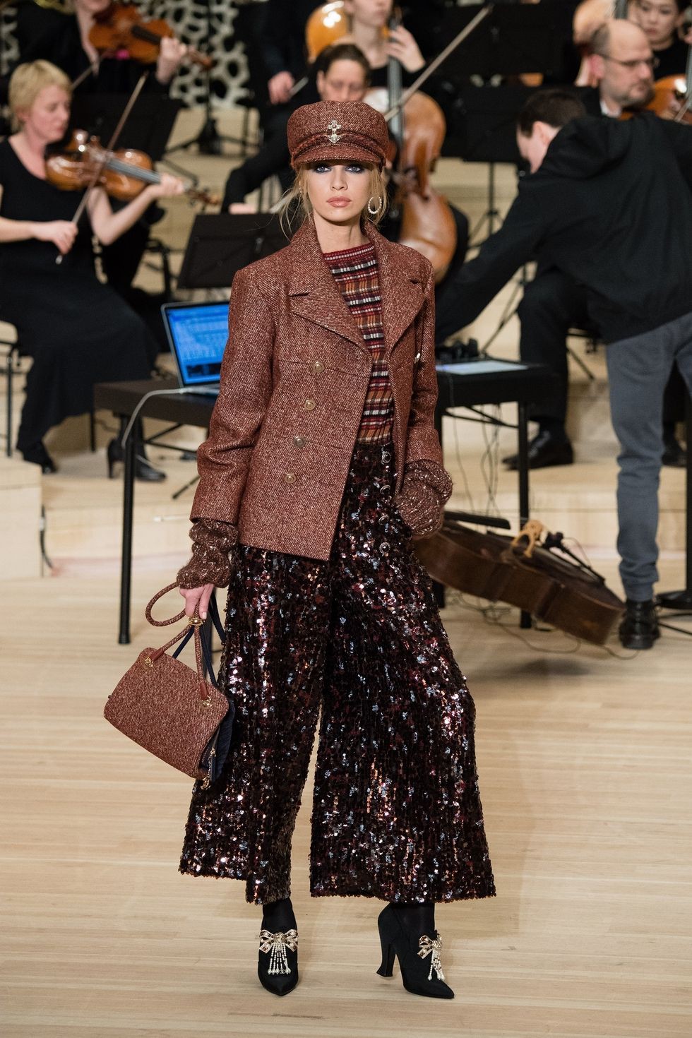 Chanel Metier dArt Show 2018: Tráng lệ nhưng tràn ngập tinh thần trẻ trung, mũ thủy thủ chưa bao giờ sang chảnh đến thế - Ảnh 12. Chanel Metier dArt Show 2018: Tráng lệ nhưng tràn ngập tinh thần trẻ trung, mũ thủy thủ chưa bao giờ sang chảnh đến thế - Ảnh 12.